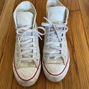 White converse w red stripe